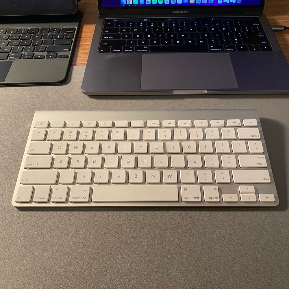Apple Wireless Keyboard with Bluetooth